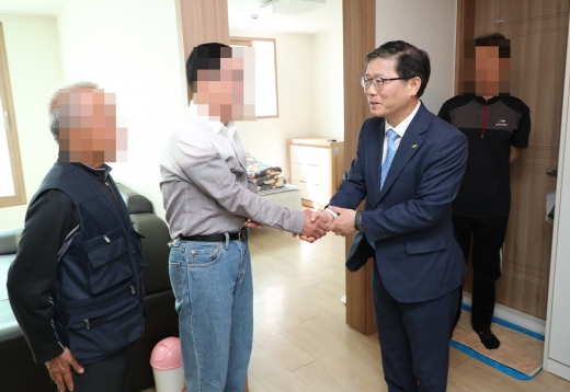 변창흠 LH 사장이 노숙인 주거와 자활을 지원하는 서울 구로구 소재 LH 매입임대주택에 방문했다. /사진=LH