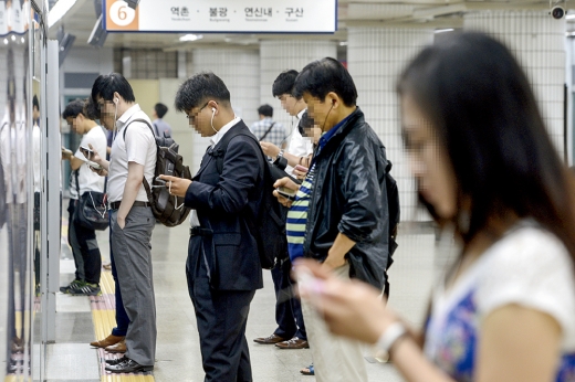 출퇴근길 지하철에서 인터넷방송을 시청 중인 직장인. /사진=뉴스1 DB