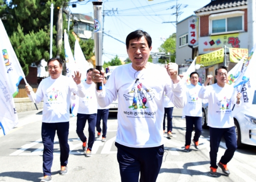 7일 경기도민체전 성화 채화 후 윤화섭 안산시장이 성화봉송을 하고 있다. / 사진제공=안산시