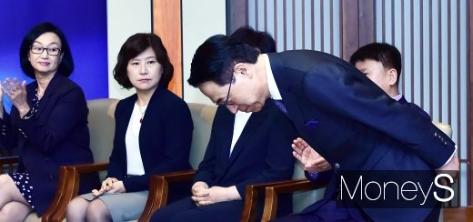 [머니S포토] REAL 2019, 고개숙여 인사하는 홍원표 사장