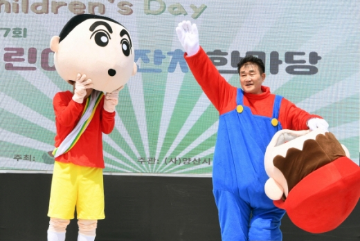 지난 5일 어린이날 행사에 김일권 양산시장(오른쪽)과 서진부 양산시의회 의장./사진제공=양산시