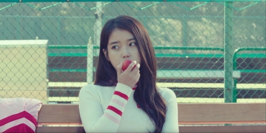 러브세트 속 아이유. /사진=넷플릭스