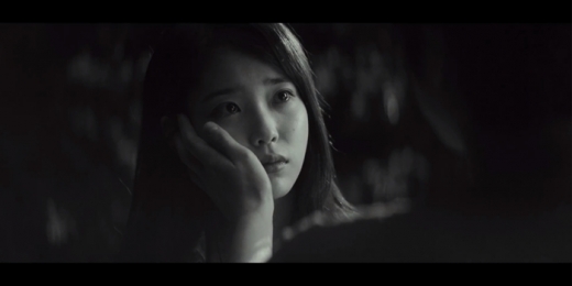 밤을 걷다 속 아이유. /사진=넷플릭스