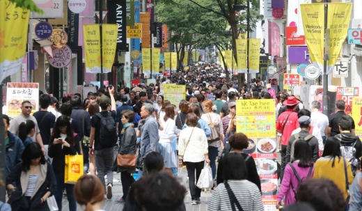중국 노동절 연휴를 맞아 국내 입국한 중국 관광객이 6만 3천여명으로 예상되는 가운데, 1일 오후 서울 중구 명동 거리가 관광객들로 가득 차 있다. / 사진=머니투데이DB