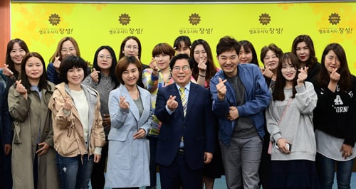 팸투어단과 유두석 장성군수(사진 가운데)/사진제공=장성군