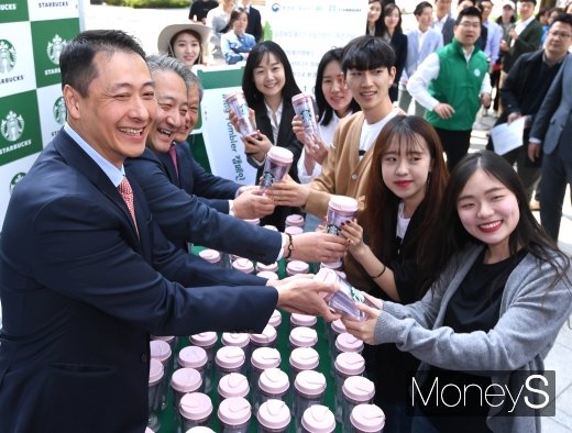 [머니S포토] '스타벅스 텀블러와 함께 환경 사랑 실천해요'