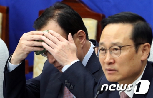 이해찬 더불어민주당 대표가 8일 서울 여의도 국회에서 열린 확대간부회의에서 땀을 닦고 있다. /사진=뉴스1
