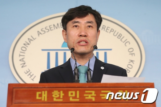 하태경 바른미래당 의원이 8일 오전 서울 여의도 국회 정론관에서 기자회견을 갖고 김관영 원내대표의 사퇴를 촉구하고 있다. /사진=뉴스1