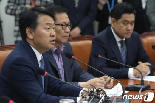 김관영 바른미래당 원내대표(왼쪽)가 8일 오전 서울 여의도 국회에서 열린 제93차 최고위원회의에서 모두발언을 하고 있다. /사진=뉴스1