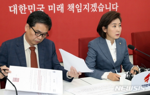 나경원 문재인 정부. 자유한국당은 소득주도성장정책, 반기업, 포퓰리즘을 문재인 정부의 3대 ‘악의 축’으로 규정해 경제·안보 정책을 강도 높게 비판했다. /사진=뉴시스