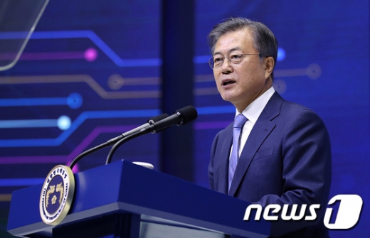 문재인. 문재인 대통령이 8일 모든 일정을 비우고 취임 2주년 메시지를 준비한다. /사진=뉴스1