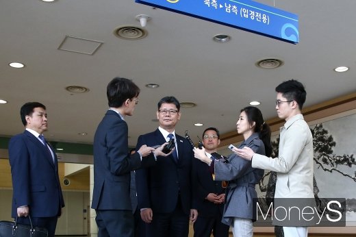 [머니S포토] 김연철 장관, 개성 남북공동연락사무소 방문 후 입경