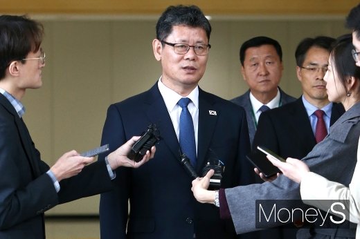 [머니S포토] 첫 방북 후 취재진 질문 답하는 김연철 장관
