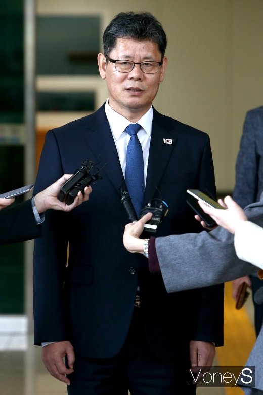 [머니S포토] 첫 방북 김연철 장관, 