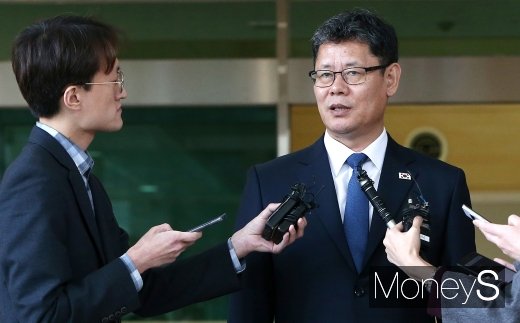 [머니S포토] 장관 취임 첫 방북 김연철, 