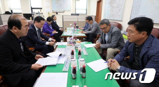 7일 오후 경기도 수원시 팔달구 경기도의회에서 주 52시간 노동시간 단축으로 예고되는 버스대란 대안 마련을 위한 노·사·민·정 협의가 진행되고 있다. /사진=뉴스1