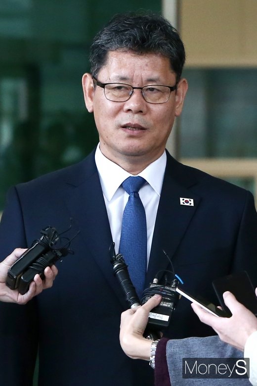 [머니S포토] 첫 방북 김연철, '리선권 안부 요청'