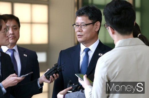 [머니S포토] 장관취임 첫 방북 후 취재진 입 뗀 김연철