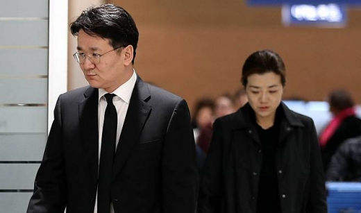 조원태 한진 회장과 조현민 전 대한항공 전무가 지난달 12일 오전 인천국제공항 제2여객터미널을 통해 귀국하고 있다. / 사진=뉴시스 추상철 기자
