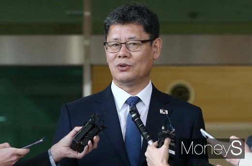 김연철 통일부 장관이 8일 취임 이후 첫 방북 일정인 개성 남북공동연락사무소 방문을 마치고 경기도 파주시 경의선도로남북출입사무소에서 입경하고 있다. /사진=사진공동취재단