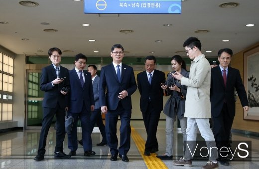 김연철 통일부 장관(가운데)이 8일 취임 이후 첫 방북 일정인 개성 남북공동연락사무소 방문을 마치고 경기도 파주시 경의선도로남북출입사무소에서 입경하고 있다. /사진=사진공동취재단