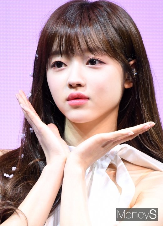 [머니S포토] 오마이걸 유아 '활짝 핀 꽃미모'