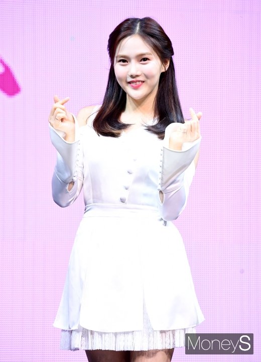 [머니S포토] 오마이걸 효정 '하트 뿅뿅'