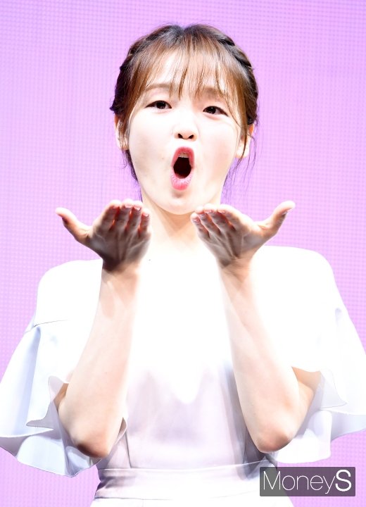 [머니S포토] 오마이걸 승희 '뽀뽀 발사'