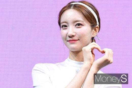 [머니S포토] 오마이걸 비니 '팬들에게 보내는 하트'