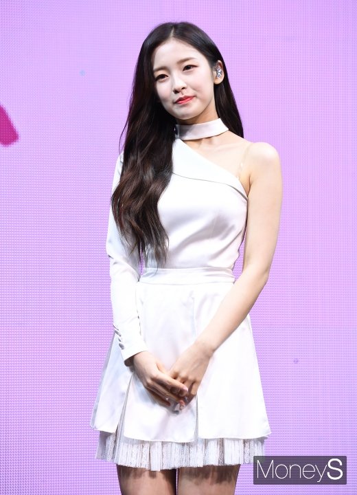 [머니S포토] 오마이걸 아린, 살짝 드러낸 한쪽 어깨