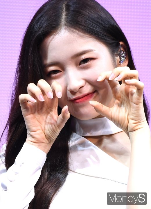 [머니S포토] 오마이걸 아린 '깜찍하게 앙~'