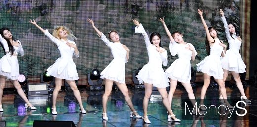 [머니S포토] 오마이걸, 쭉쭉 뻗은 팔다리