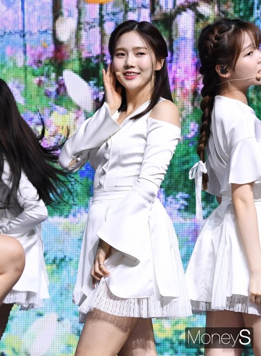 [머니S포토] 오마이걸 효정, 달라진 분위기