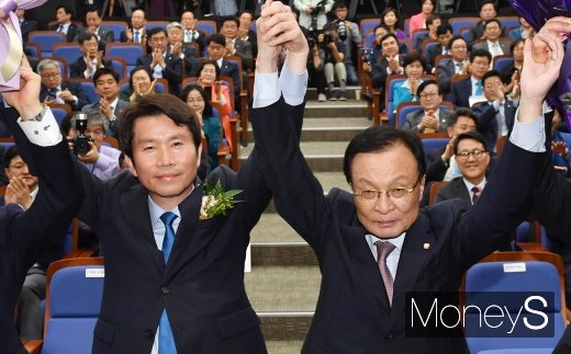 [머니S포토] 민주당 원내사령탑 선거에 이인영 선출