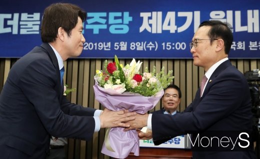 [머니S포토] 민주당 원내사령탑 바통 넘겨받은 학생운동 출신 이인영