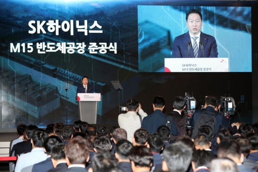 최태원 SK회장이 지난해 10월 충북 청주 SK하이닉스 반도체공장 M15 준공식에 참석해 환영사를 하고 있다. /사진=뉴시스 DB