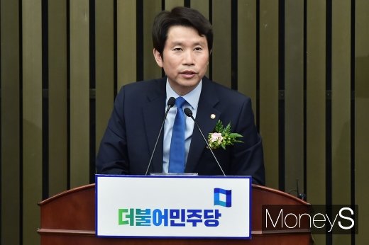 8일 서울 여의도 국회 본청 246호에서 열린 국회 더불어민주당 제4기 원내대표 선출 의원총회에서 신임 원내대표로 선출된 이인영 의원이 수락연설을 하고 있다. /사진=임한별 기자