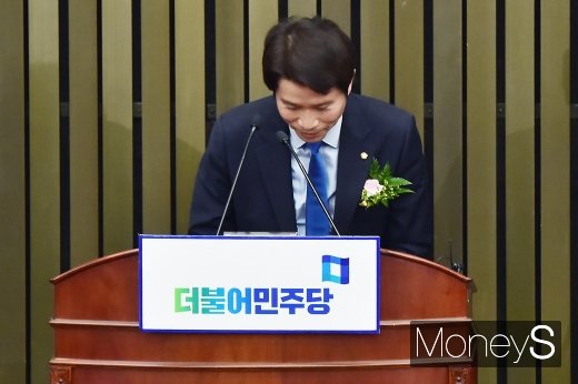 [머니S포토] 전대협 학생운동가 출신 3선 이인영, 원내대표로 선출