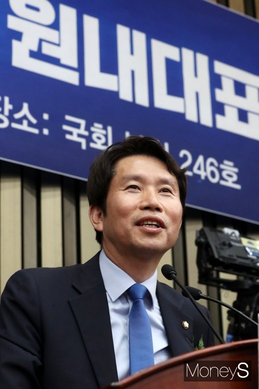 [머니S포토] 민주당 신임원내대표 이인영, 그는 누구?