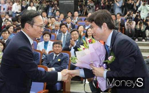 [머니S포토] 민주당 4기 원내대표 선출, 숙제 넘겨받은 이인영