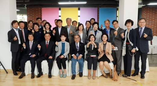 지난 8일 경기학교예술창작소 개관식 참석한 이재정 경기도교육감.(가운데) / 사진제공=경기도교육청