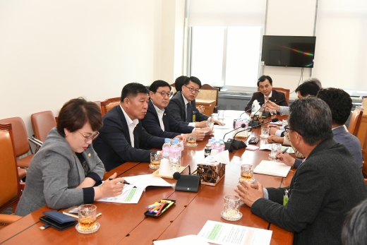 헬기부대 이전 반대 대책위가 안규백 국방위원장을 만나 ‘백지화’를 요구하고 있다. / 사진제공=양주시