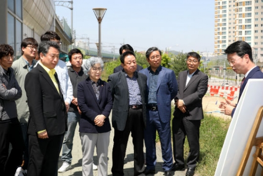 안승남 시장(앞줄 좌측 첫 번째)와 박은정 국민원익위원장(앞줄 좌측 두 번째). / 사진제공=구리시