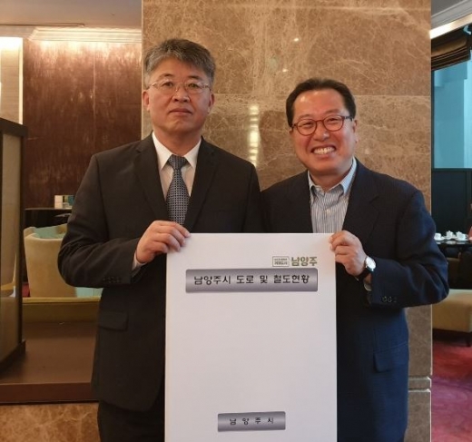 조광한 시장이 최기주 광역교통위원회 위원장을 만나 철도와 도로교통 현안문제 해결을 위해 동분서주하고 있다. / 사진제공-남양주시