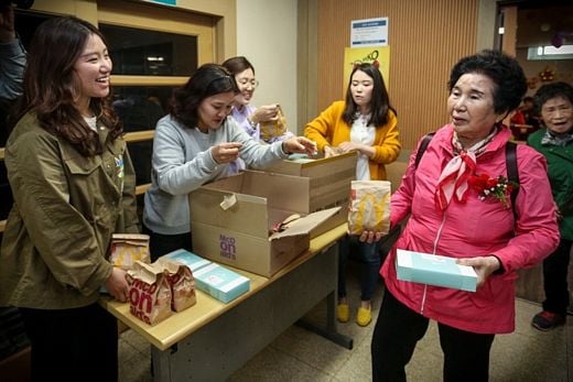 맥도날드, 어버이날 맞아 부산 지역 어르신들께 행복의 버거 증정