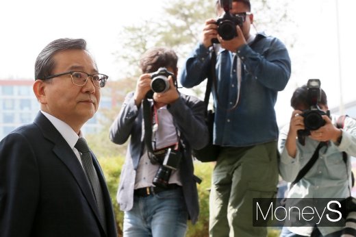 김학의 전 법무부 차관(63)이 8일 성범죄·뇌물수수 의혹 관련 검찰 첫 소환 조사 차 서울 송파구 서울동부지방검찰청에 출석하고 있다. /사진=임한별 기자