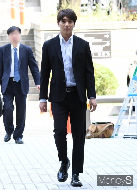 [머니S포토] 최종훈, 어두운 얼굴로 법원 출석