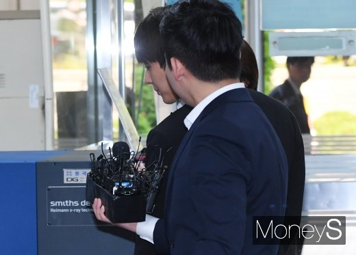 [머니S포토] '집단 성폭행 혐의' 최종훈, 묵묵부답