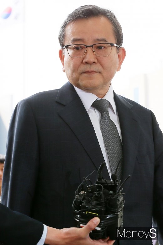 [머니S포토] 성범죄·뇌물수수 의혹 김학의 전 차관, 8일 검찰 출석