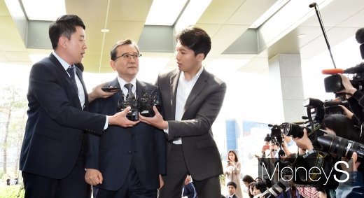 [머니S포토] 검찰 조사 출석 김학의, 성범죄·뇌물수수 의혹 가려질까?